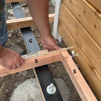 Isoleret anneks: Rammemodul til isoleret anneks med terrasse monteres Isoleret anneks: Rammemodul til isoleret anneks med terrasse monteres på den bærende konstruktion